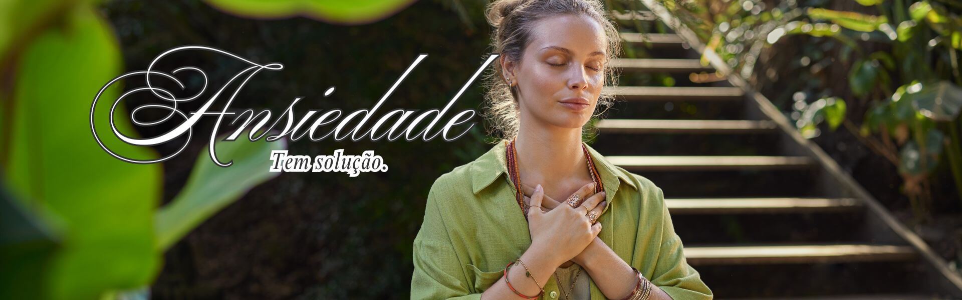Mulher serena com olhos fechados e mãos no peito, simbolizando paz interior e superação da ansiedade.