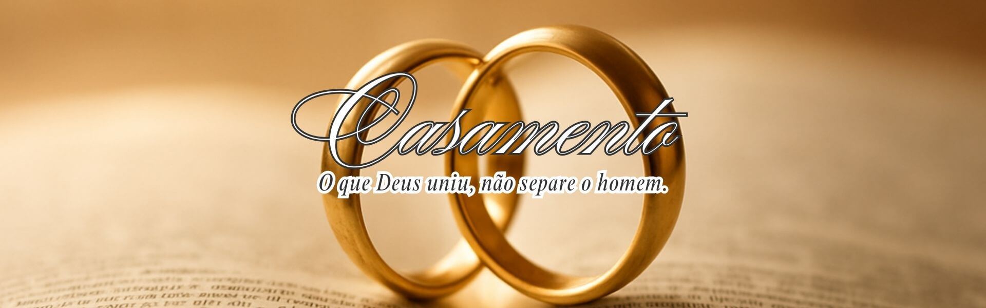 Bíblia com par de alianças, simbolizando união, fé e propósito no casamento.