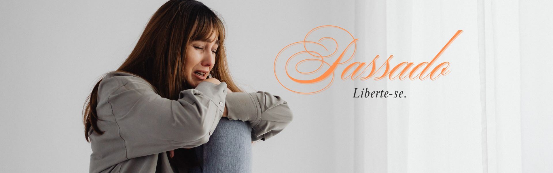 Pessoa chorando, simbolizando presa ao passado.