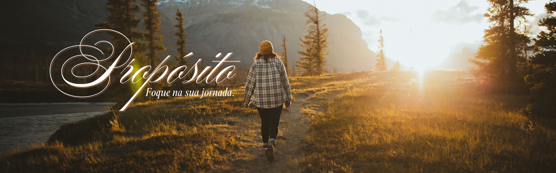 Pessoa caminhando em direção à luz, simbolizando propósito, direção e sentido para a vida.